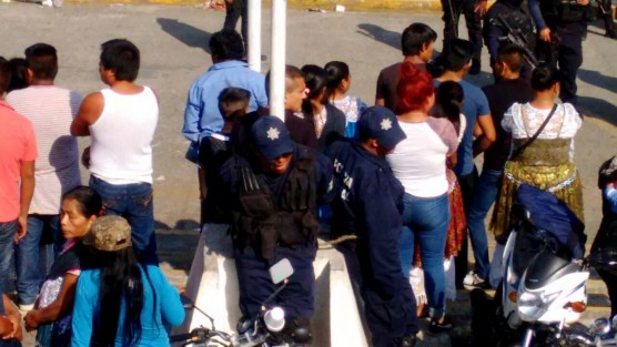 Habitantes exigían reparación del daño de un vehículo en la modalidad de taxi, esto luego de que en días pasados, policías acudieron a una llamada de auxilio, ya que jóvenes estaban asaltando, no atraparon a los ladrones, pero sí dañaron al taxi y detuvieron al taxista. 