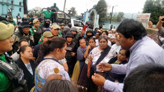 Luego del diálogo con autoridades, los policías fueron liberados, tras acordar dar de baja a toda la policía, y dejar la seguridad en manos de la policía estatal mientras se contratan policías certificados, así como el pago de daños a el taxi motivo del conflicto.