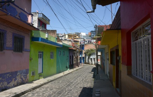 La calle sexta de Juárez aun conserva mucho de los rasgos de la antigua Xalapa incluso algunos de sus inconvenientes como lo es arroyo que ahora es de agua sucia y corre por detrás de esta calle.