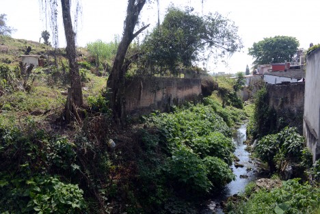 La calle sexta de Juárez aun conserva mucho de los rasgos de la antigua Xalapa incluso algunos de sus inconvenientes como lo es arroyo que ahora es de agua sucia y corre por detrás de esta calle.