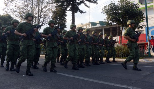 Encabezaron el desfile, la Banda de Guerra de la Secretaría de Seguridad Pública y la del Ejército, 
