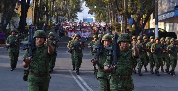 Iniciaron el desfile la Banda de Guerra de la Secretaría de Seguridad Pública y la del Ejército, 