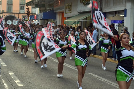 Las vanguardias pusieron, como siempre, más color al  paso  de la sus respectivas bandas. 