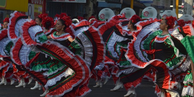 Las vanguardias pusieron, como siempre, más color al  paso  de la sus respectivas bandas. 