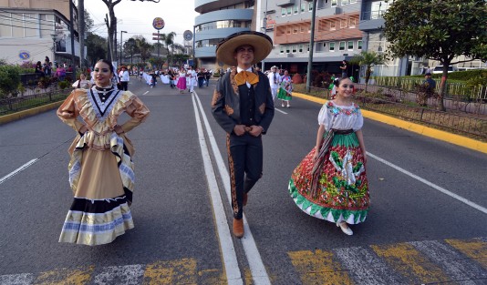 Las vanguardias pusieron, como siempre, más color al  paso  de la sus respectivas bandas. 
