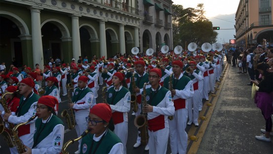 Desde el Teatro del Estado, atravesando el Centro Histórico, las bandas se dirigeron hacia el Estadio Xalapeño <em>Heriberto Jara Corona</em>.
