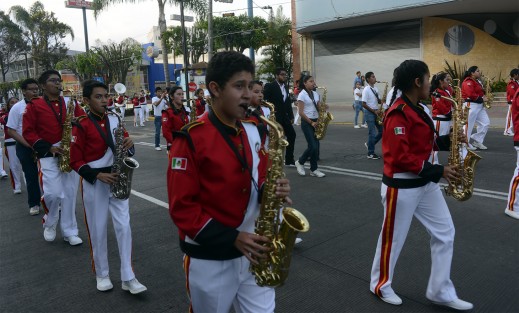 Desde el Teatro del Estado, atravesando el Centro Histórico, las bandas se dirigeron hacia el Estadio Xalapeño <em>Heriberto Jara Corona</em>. 