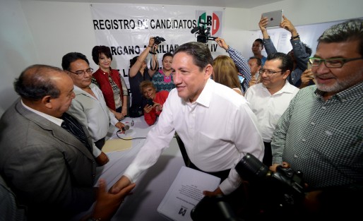 Acompañado del senador y ex candidato a la gubernatura, Héctor Yunes Landa, Alejandro Montano llegó hasta las oficinas del PRI Xalapa para registrar su solicitud a la candidatura a la alcaldía de Xalapa.  