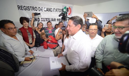 Acompañado del senador y ex candidato a la gubernatura, Héctor Yunes Landa, Alejandro Montano llegó hasta las oficinas del PRI Xalapa para registrar su solicitud a la candidatura a la alcaldía de Xalapa.  
