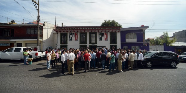 Montano Guzmán estuvo acompañado por familiares, amigos, y algunos  simpatizantes de colonias quienes esperaban con ansias el reparto de los tradicionales lonches tricolores. 