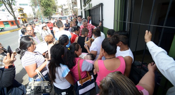 Al no haber tortas y refrescos para las bases que apoyan a quien quieren como candidato, el senador Héctor Yunes se discutió con los volovanes y paletas para que los priistas no se fueran decepcionados.  