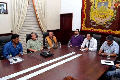 Al reunirse con representantes de los carretoneros para evaluar diferentes formas de continuar con el programa de sustitución de caballos recolectores de residuos sólidos por motocarros, el alcalde Américo Zúñiga Martínez reiteró su compromiso con la protección animal. 