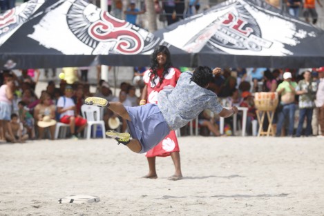 Con el partido de Solteras contra Casadas inició el Carnaval de Veracruz 2017. Las dos escuadras se dieron cita en la playa de Martí donde se entregaron al público asistente.
