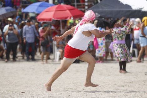 Con el partido de Solteras contra Casadas inició el Carnaval de Veracruz 2017. Las dos escuadras se dieron cita en la playa de Martí donde se entregaron al público asistente.