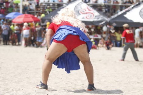 Con el partido de Solteras contra Casadas inició el Carnaval de Veracruz 2017. Las dos escuadras se dieron cita en la playa de Martí donde se entregaron al público asistente. 