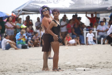 Con el partido de Solteras contra Casadas inició el Carnaval de Veracruz 2017. Las dos escuadras se dieron cita en la playa de Martí donde se entregaron al público asistente.