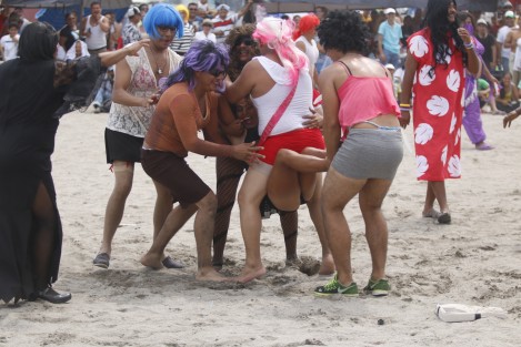 Con el partido de Solteras contra Casadas inició el Carnaval de Veracruz 2017. Las dos escuadras se dieron cita en la playa de Martí donde se entregaron al público asistente. 