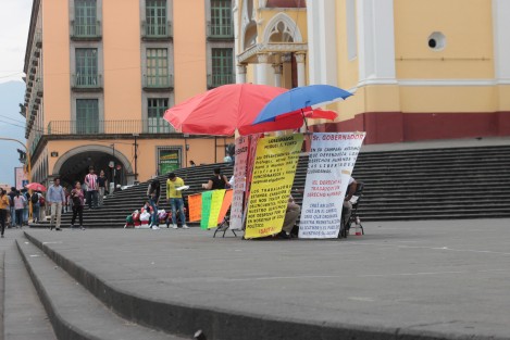Extrabajadores del ICATVER mantienen su plantón este domingo en la Plaza Lerdo. 