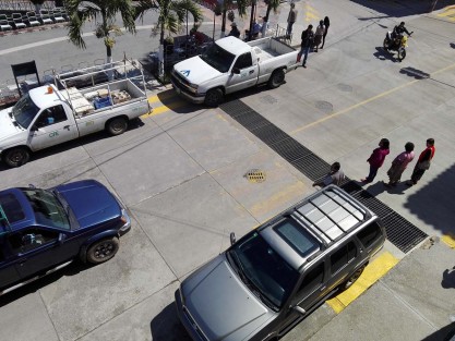 Pasos peatonales en Tlapacoyan son burlados por propios empleados municipales.
