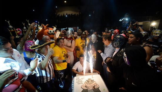 Con pastel, mariachi y papeles de colores se festejó a este gran personaje de la cultura mexicana, el cual es representado por su hijo y su nieto, quienes ahora portan con orgullo esta máscara.