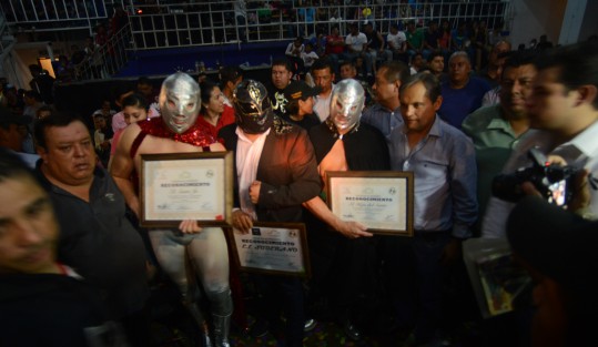 En la Arena Xalapa se llevó a cabo la celebración de los 100 años de <em>El Santo</em>.  