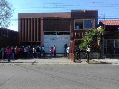 Este lunes el gobernador Miguel Ángel Yunes dio acceso a la prensa a la bodega  Comercializadora y Distribuidora del Issztmo ubicada en la colonia Paraíso al sur de la ciudad de Córdoba.  