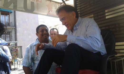 En el parque Juárez de Xalapa, mientras se boleaba los zapatos, el gobernador Miguel Ángel Yunes Linares calificó de ignorantes a quienes han cuestionado la reestructuración de la deuda que propuso, pues la misma, a su decir,  no generará más intereses. 