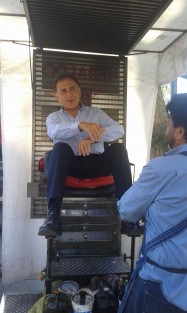 En el parque Juárez de Xalapa, mientras se boleaba los zapatos, el gobernador Miguel Ángel Yunes Linares calificó de ignorantes a quienes han cuestionado la reestructuración de la deuda que propuso, pues la misma, a su decir, no generará más intereses. 