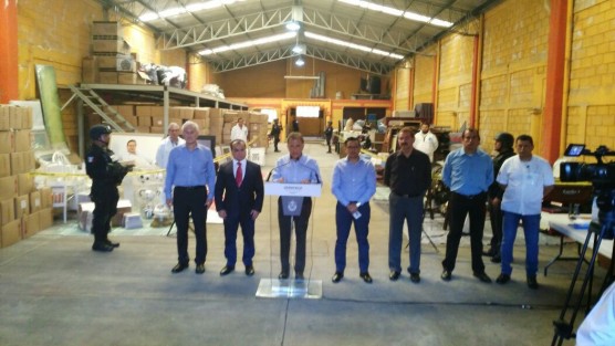 El gobernador de Veracruz, Miguel Ángel Yunes Linares, acompañado de los itulares de la Fiscalía del Estado y de la SSP, dio a conocer detalles de la localización y contenido de la bodega hallada en Córdoba el fin de semana, con objetos de los Duarte - Macías. 