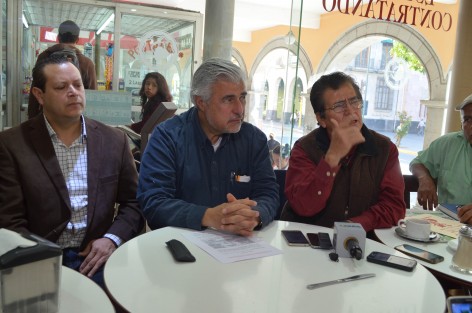 Integrantes de la Coordinadora Nacional Plan de Ayala encabezados por
Ezequiel Flores y José Narro Céspedes se pronunciaron en contra de los
gasolinazos toda vez que merman la economía de la población y en este
caso de los campesinos. 