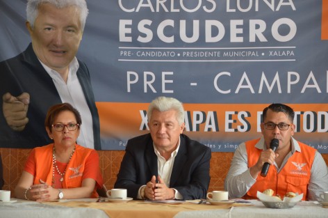 El aspirante a ocupar la Alcaldía de Xalapa por el partido Movimiento Ciudadano, Carlos Luna Escudero, acompañado por simpatizantes, presentó a la prensa sus 50 propuestas para gobernar la ciudad.
