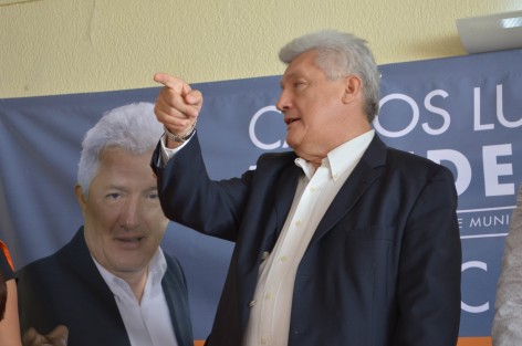 El aspirante a ocupar la Alcaldía de Xalapa por el partido Movimiento Ciudadano, Carlos Luna Escudero, acompañado por simpatizantes, presentó a la prensa sus 50 propuestas para gobernar la ciudad.

