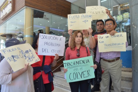Investigadores del COLVER realizaron una pequeña protesta para pedir la renuncia con carácter de irrevocable del Director, debido a la falta de pago a los trabajadores y más de tres semanas sin clases para los alumnos, así como la supuesta lista de <em>aviadores</em> .
