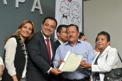 En el auditorio del IMAC se llevó a cabo la entrega de actas de la <em>Matrimonios 2017</em>, promovida por el Ayuntamiento de Xalapa.  El acto estuvo encabezado por el alcalde de Xalapa Américio Zúñiga y su esposa, la señora Mariana Yorio, presidenta del DIF municipal,  y autoridades del ayuntamiento.