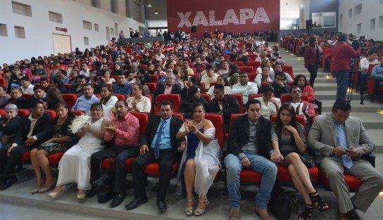 Alrededor de 250 parejas legalizaron su unión en este evento. 
