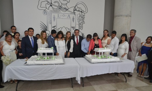 Las parejas disfrutaron del pastel y participaron en la rifa de aparatos electrodomésticos. 