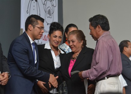 En el auditorio del IMAC se llevó a cabo la entrega de actas de la Matrimonios 2017, promovida por el Ayuntamiento de Xalapa. El acto estuvo encabezado por el alcalde de Xalapa Américio Zúñiga y su esposa, la señora Mariana Yorio, presidenta del DIF municipal, y autoridades del ayuntamiento.