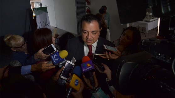 El alcalde de Xalapa, Américo Zúñiga, descartó <em>subirse al ring</em> en el tema del reclamo de participaciones federales que se les adeudan a los municipios, y aclaró que lo que se está solicitando es que con la reestructuración de la deuda, si llega a haber liquidez, se priorice a los municipios de cualquier partido que sea. 