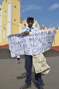 El ex policía de Moloacán, Manuel Enrique Pérez, quien en el cumplimiento de su deber perdió un ojo y con ello su trabajo, exige al gobierno su intervención para que sea indemnizado conforme a la ley, debido a que ha sido abandonado y ahora no tiene con qué mantener a su familia.  
