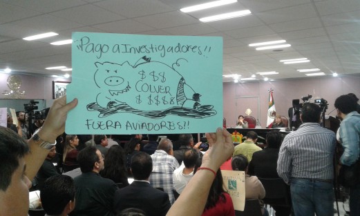 Trabajadores del Colegio de Veracruz trasladaron su protesta por falta de pago al Palacio Legislativo. 