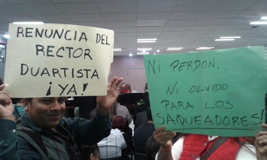 Los trabajadores del COLVER continúan con su reclamo de pago de salarios y la destitución del Rector; este martes trasladaron su reclamo a la sesión del Congreso.  