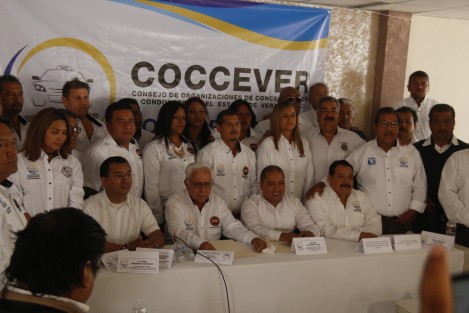 Se llevó a cabo la toma de protesta al Consejo de Organizaciones de Concesionarios y Conductores del Servicio Urbano del Estado de Veracruz. Asistieron al evento autoridades de la Dirección General de Tránsito y Transporte del Gobierno del Estado.