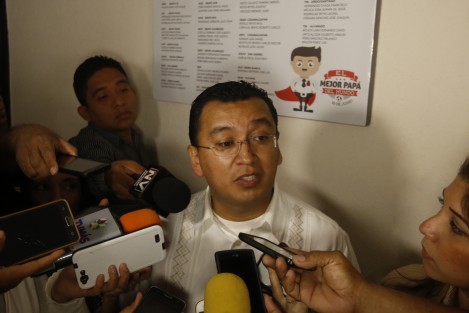 Julián Javier González Suárez, subdirector de Planeación y Autorización de la Dirección General de Transporte, dio a conocer que en los alrededores del aeropuerto de Veracruz se detectaron alrededor de 100 taxis que no contaban con los permisos correspondientes, por lo que fueron retirados. 