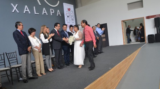  En Xalapa estamos muy orgullosos de formalizar la relación de 416 personas, a través de los matrimonios colectivos, en los que se está conjugando la voluntad de formalizar legalmente una unión basada en el respeto y amor, con el fortalecimiento de la columna vertebral de la sociedad, la familia, aseguró el alcalde Américo Zúñiga Martínez.
