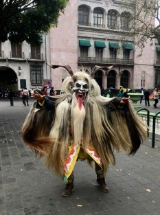 Danzantes de Zacualpan, municipio veracruzano de la Huasteca Baja, estuvieron en Xalapa para promocionar su carnaval.  