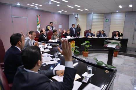 La Diputación Permanente de la LXIV Legislatura de Veracruz aprobó el Acuerdo de la Junta de Coordinación Política (JUCOPO) que otorga licencias temporales para separarse del cargo a los diputados Hipólito Deschamps Espino Barros, Carlos Manuel Vasconcelos Guevara, María del Rosario Guzmán Avilés y Eva Felícitas Cadena Sandoval. Tres de ellos buscarán una alcaldía, y Rosario Guzmán Avilés asumirá la senaduría en lugar de Fernando Yunes, quien buscará la alcaldía de Veracruz. 
