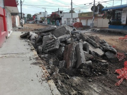 Vecinos de la calle Pípila salieron a protestar contra trabajadores de CMAS a quienes acusan de hacer malos trabajos y por el retraso de la obra, la cual afecta la economía de la zona.  