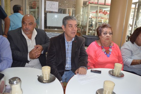 Carlos Munguía, perrdista que encabeza el Movimiento Social del Comité Ejecutivo de su partido, presentó a la ex alcaldesa priista  de Alvarado, Delia Ortiz, como nueva integrante del PRD.