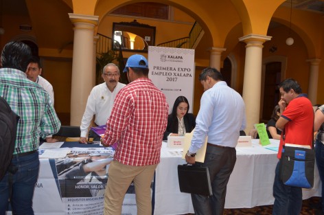 El municipio de Xalapa realizó en el Casino Xalapeño la Feria del Empleo, donde se ofertan empleos de cocineros, cobradores, policías, vendedores entre otros. 