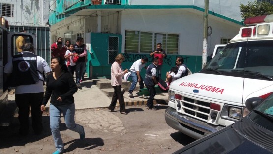 12 estudiantes de la Telesecundaria de la colonia Carolino Anaya,en Xalapa, tuvieron que ser auxiliados luego de que presentaran síntomas de intoxicación, al parecer por alimentos.